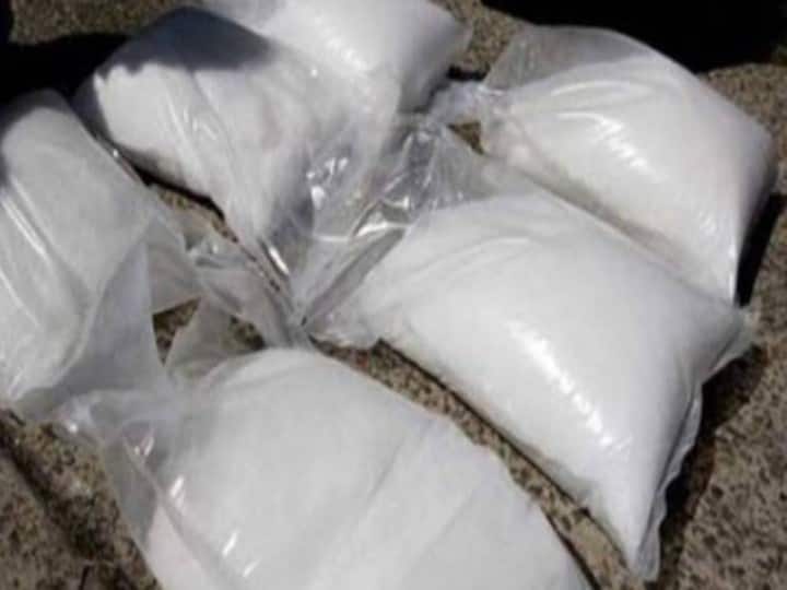 Gujarat: Heroin worth Rs 250 crore recovered from bags, ATS told Pakistan connection Gujarat: थैलों से 250 करोड़ रुपये की हेरोइन बरामद, ATS ने बताया पाकिस्तान कनेक्शन