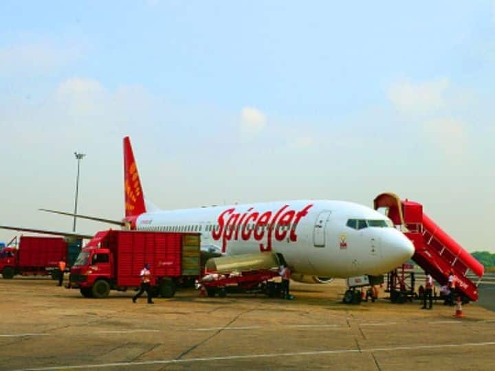 DGCA said SpiceJets Dubai Madurai flight delayed after aircrafts nose wheel found malfunctioned SpiceJet: उड़ान भरने से ठीक पहले स्पाइसजेट फ्लाइट की व्हील में आई खराबी, देरी से भरी उड़ान