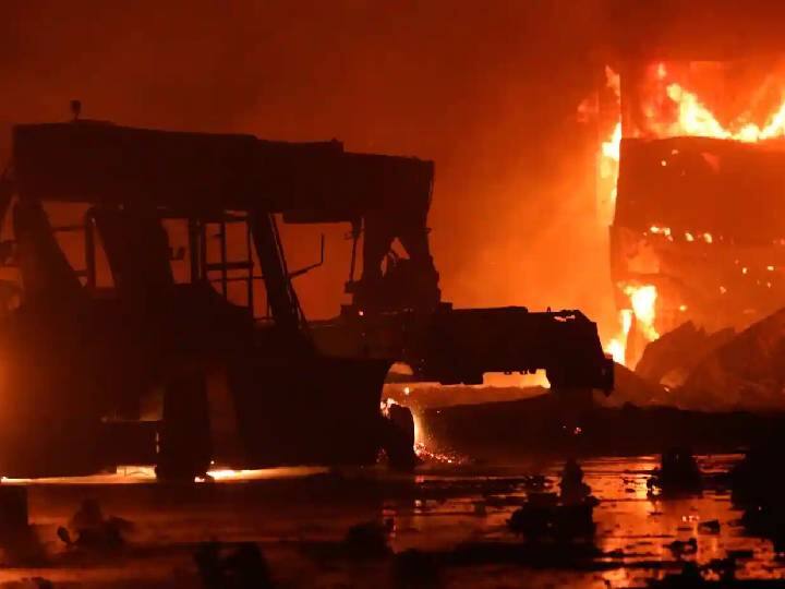 வெடித்து சிதறிய ரசாயன கண்டெய்னர்... 19 மணிநேர போராட்டம்: தீயில் கருகி 49 பேர் பலி