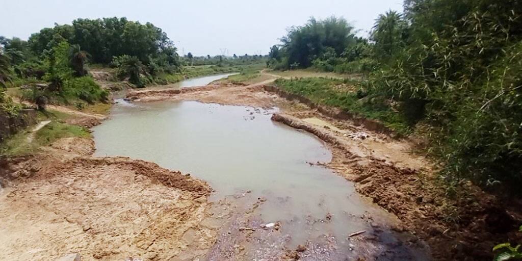 Paschim Medinipur: allegation against thikadar river side cutting in illegal way, know in details Paschim Medinipur: অবৈধভাবে নদীর পাড় কাটার অভিযোগ উঠল ঠিকাদারের বিরুদ্ধে