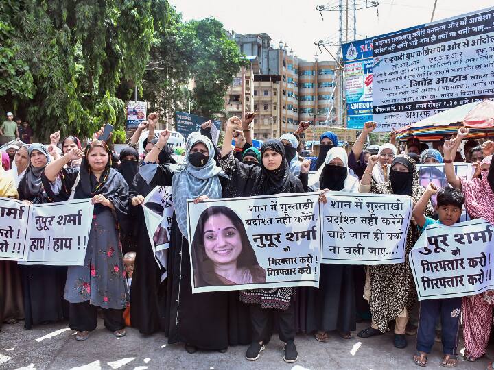 Political parties attack after Nupur Sharma and Naveej Jindal controversial remarks on Prophet Mohammad Remarks On Prophet: नूपुर शर्मा और नवीन जिंदल पर एक्शन के बाद भी थम नहीं रहा बवाल, मुस्लिम संगठनों ने की गिरफ्तारी की मांग, कांग्रेस-SP का केन्द्र पर हमला