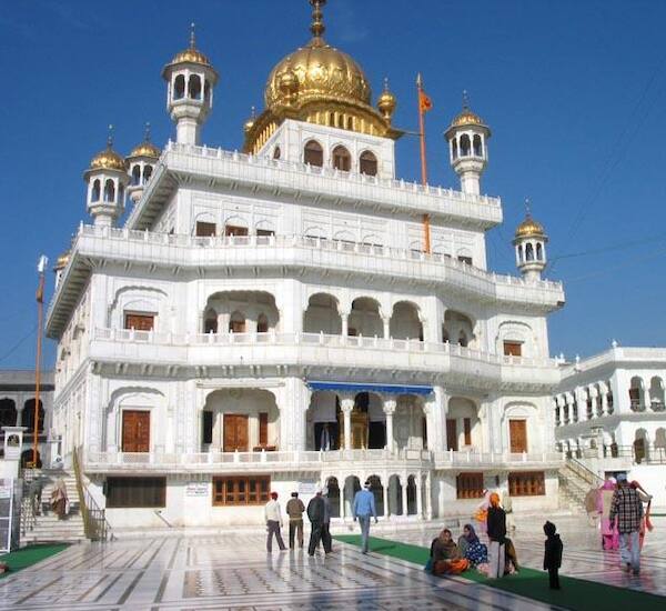 अकाल तख्त – यहां का अकाल तख्त गुरुद्वारा सिख धर्म की सत्ता के पांच तख्तों या सीटों में से एक है. इसे छठे सिख गुरु, गुरु हरगोबिंद ने बनवाया था और हरमंदिर साहिब गुरुद्वारा परिसर के भीतर स्थित है. ये एक पांच मंजिला इमारत है, जो सफेद संगमरमर और सोने की पत्ती वाले गुंबद के साथ तैयार की गई है.