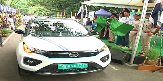 Kolkata: পরিবেশ বাঁচাতে ইলেকট্রিকচালিত পরিবেশবান্ধব গাড়ির উদ্বোধন কলকাতা পুলিশের