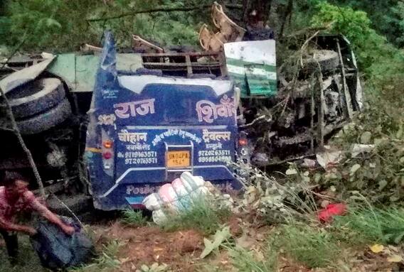 Video: उत्तरकाशी में खाई में गिरी बस के हुए टुकड़े, रातभर चला रेस्क्यू ऑपरेशन, खौफनाक मंजर देख सिहर उठे लोग Video: उत्तरकाशी में खाई में गिरी बस के हुए टुकड़े, रातभर चला रेस्क्यू ऑपरेशन, खौफनाक मंजर देख सिहर उठे लोग