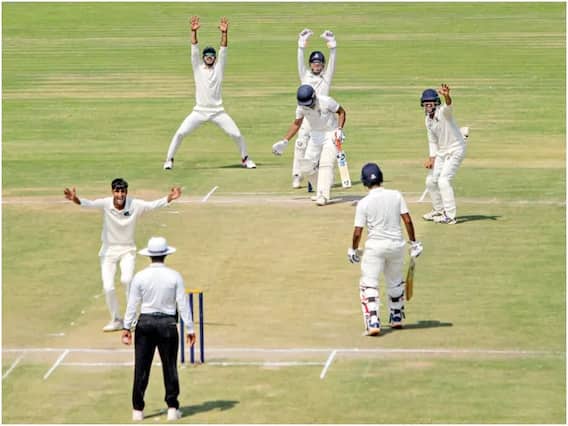 Ranji Trophy Quarter Finals: रणजी ट्रॉफीचे नॉकआऊट सामने आजपासून रंगणार, 'हे' आठ संघ भिडणार Ranji Trophy Quarter Finals: रणजी ट्रॉफीचे नॉकआऊट सामने आजपासून रंगणार, 'हे' आठ संघ भिडणार
