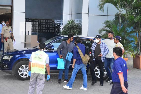Salman Khan Pics: मर्डर की धमकी के बीच मुंबई से रवाना हुए सलमान खान! प्राइवेट एयरपोर्ट से सामने आई ये तस्वीरें