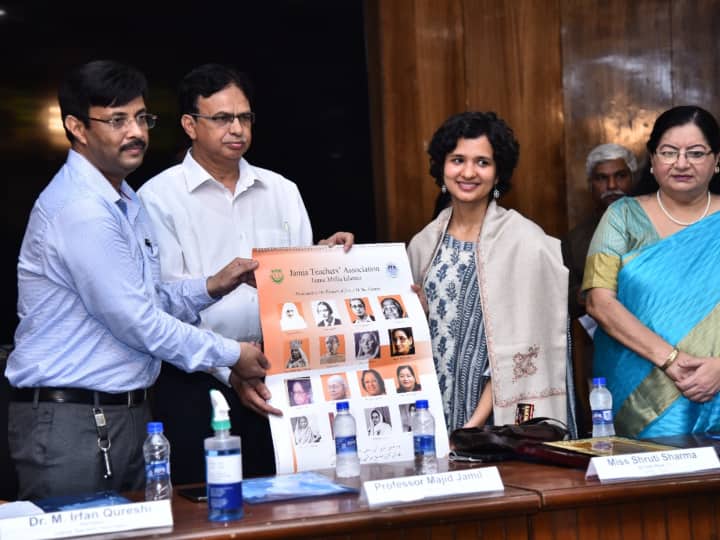 Delhi UPSC topper Shruti Sharma honored by Jamia Millia Islamia Vice Chancellor Professor Najma Akhtar was present ANN Success Story: यूपीएससी टॉपर श्रुति शर्मा को Jamia Millia Islamia ने किया सम्मानित, कुलपति रहीं मौजूद