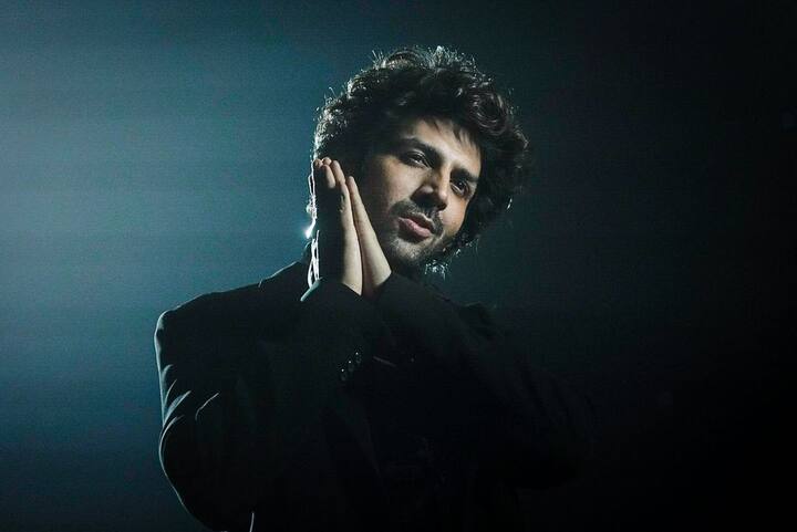 कार्तिक आर्यन भी IIFA 2022 में अपने पहले लाइव परफॉर्मेंस से चूक गए क्योंकि वो कोविड -19 का शिकार हो गए हैं. उन्होंने इंस्टाग्राम पर अपने कोविड पॉजिटिव होने की खबर साझा की थी.