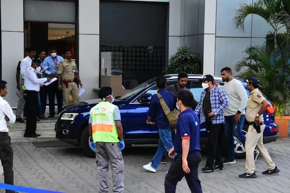 Salman Khan Pics: मर्डर की धमकी के बीच मुंबई से रवाना हुए सलमान खान! प्राइवेट एयरपोर्ट से सामने आई ये तस्वीरें