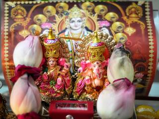 Diwali 2022 Lakshmi Pujan: દિવાળી પર લક્ષ્મી પૂજનમાં આ 6 ખાસ ચીજો જરૂર કરો સામેલ, ઘરમાં થશે ધન વર્ષા