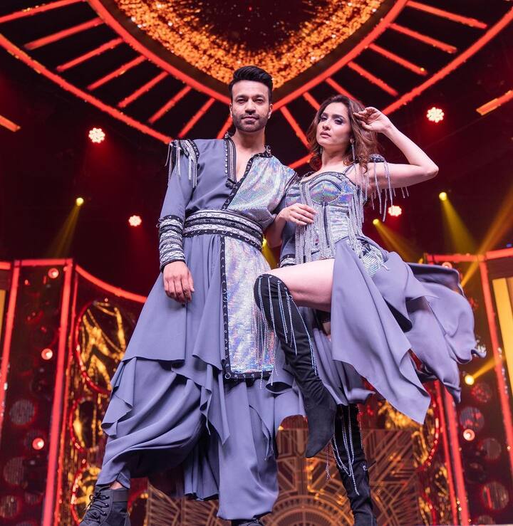 अंकिता-विकी व्यतिरिक्त, बलराज-दीप्ती आणि भाग्यश्री-हिमालय दासानी यांनी या शोमध्ये टॉप 3 मध्ये आपले स्थान निर्माण केले होते. अंकिता आणि विकीच्या या कार्यकमामधील केमिस्ट्रीला प्रेक्षकांची पसंती मिळाली होती. रिपोर्टनुसार या कार्यक्रमाच्या एका एपिसोडचे विकी आणि अंकिता 7 लाख रूपये मानधन घेतात.(photo:lokhandeankita/ig)