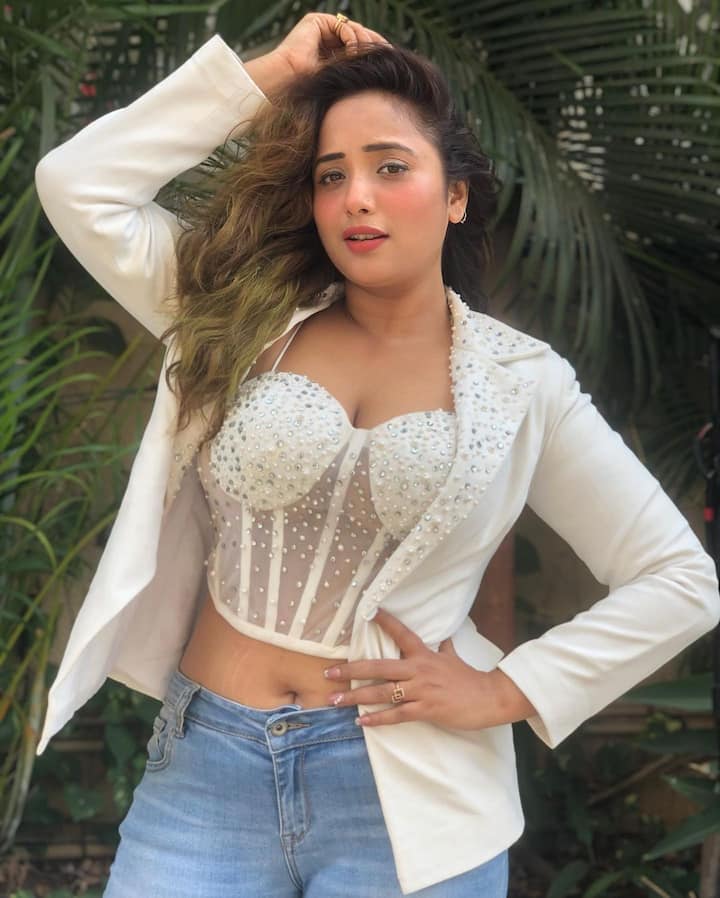 अपने लुक को पूरा करने के लिए रानी ने ट्रांसपेरेंट टॉप के साथ व्हाइट ब्लेजर भी कैरी किया है और बालों को खुला रखा है.