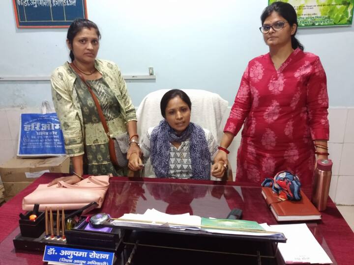 MP News District Ayush Officer Dr Anupama Roshan caught red handed taking Bribe of Rs 10 thousand in Singrauli ANN Singrauli News: रिश्वत लेते रंगे हाथ पकड़ी गईं जिला आयुष अधिकारी, नौकरी दिलाने के नाम पर मांगे पैसे