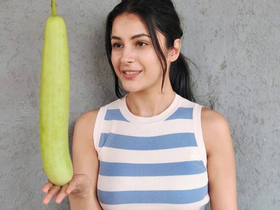 Shehnaaz Gill: लौकी के साथ सेल्फी क्यों ले रहे हैं सितारे? अब शहनाज गिल ने शेयर की ये खास तस्वीर Shehnaaz Gill: लौकी के साथ सेल्फी क्यों ले रहे हैं सितारे? अब शहनाज गिल ने शेयर की ये खास तस्वीर