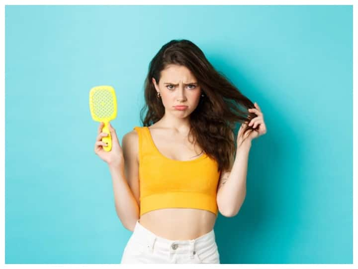 Hair Fall In Summer: Hairfall Reasons in Summers common unhealthy habits Unhealthy Habits: अनहेल्दी हैबिट्स के कारण गर्मियों में बाल झड़ने की होती है समस्या, जानें