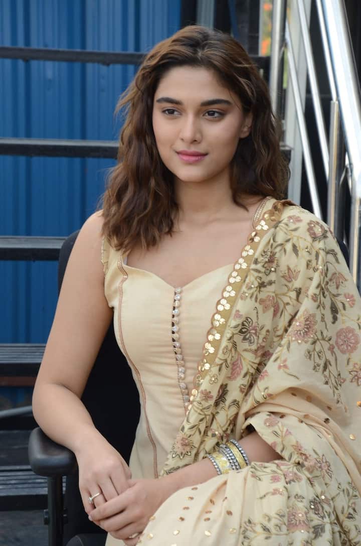 ఆ తరువాత తెలుగులో 'గని' సినిమాతో ఎంట్రీ ఇచ్చింది. వరుణ్ తేజ్ హీరోగా నటించిన ఈ సినిమా పెద్దగా ఆడలేదు.