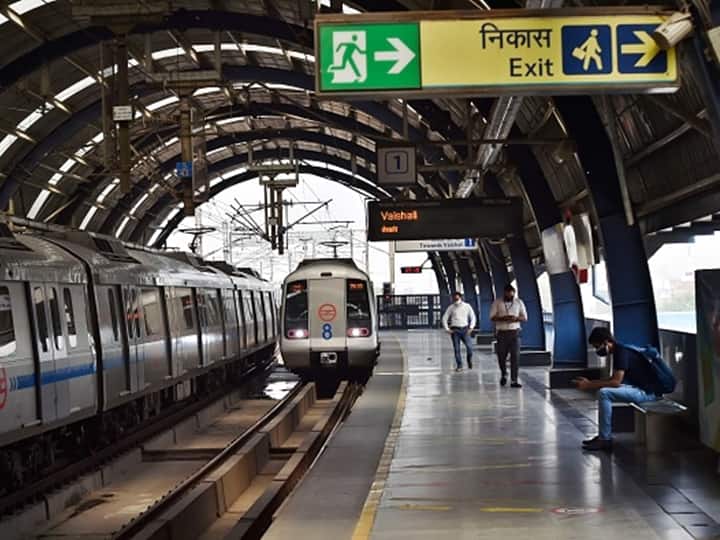 Delhi Metro: Blue Line Services Affected For 90 Minutes, Commuters Face Hardship Delhi Metro: Blue Line Services Affected For 90 Minutes, Commuters Face Hardship