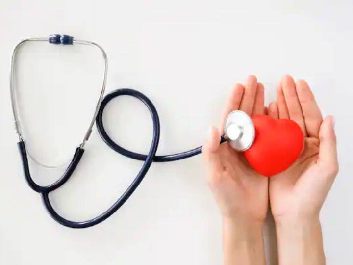 हृदयरुग्णांसाठीही उसाचा रस फायदेशीर मानला जात नाही. त्यामुळेच त्यांना उसाचा रस न पिण्याचा सल्ला दिला जातो. (Photo - Freepik)