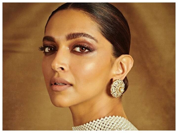 हाल ही में हुए कान्स फेस्टिवल में आपने बाॅलीवुड की डिंपल गर्ल दीपिका पादुकोण की खूबसूरत और गार्जियस अदा को रेड कारपेट पर देखा होगा. बाॅलीवुड एक्ट्रेस दीपिका की खूबसूरती की चर्चा अब देश में ही नहीं बल्कि विदेशों में भी होने लगी है.