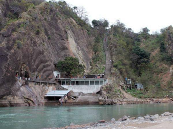 मुक्तेश्वर महादेव मंदिर – ये मंदिर एक गुफा में बना हुआ है जोकि रावी नदी के तट पर स्थित है. ये मंदिर भगवान शिव को समर्पित है लेकिन इसमें भगवान गणेश, भगवान ब्रह्मा, भगवान विष्णु, भगवान हनुमान और देवी पार्वती की मूर्तियां भी स्थापित की गई हैं. मंदिर को लेकर मान्यता है कि जब पांडवों को निष्कासित किया गया था, तो वो इसी मंदिर में आकर ठहरे थे.