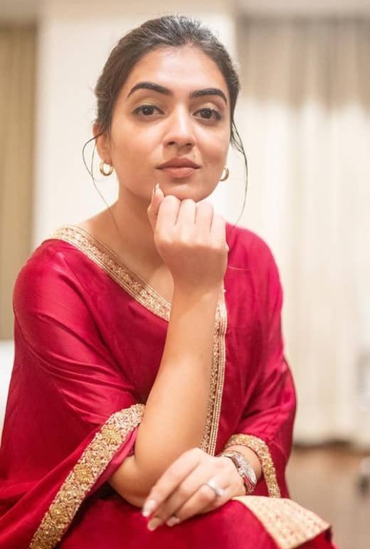 என் நினைப்பில் குதிக்குறாளே என் மனசில் குளிக்கிறாளே என்ன படுத்தி எடுத்து குழப்பி கெடுத்து படுத்துறாளே