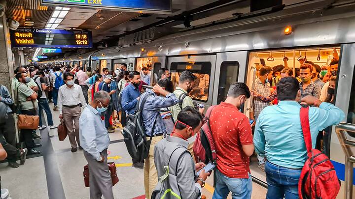 मेट्रो सेवाएं प्रभावित होने के बारे में डीएमआरसी का कहना है कि इस अवधि के दौरान दो छोर यानी यमुना बैंक से वैशाली, नोएडा इलेक्ट्रॉनिक सिटी और इंद्रप्रस्थ से द्वारका सेक्टर-21 सेक्शन में ब्लू लाइन के बाकी हिस्सों पर सामान्य ट्रेन सेवाएं लगातार उपलब्ध थीं,प्रभावित अवधि के दौरान यात्रियों को इंद्रप्रस्थ और यमुना बैंक स्टेशनों के बीच आवागमन प्रदान करने के लिए एक शटल ट्रेन सेवा प्रदान की गई थी.जिसके बाद द्वारका सेक्टर-21 से नोएडा इलेक्ट्रॉनिक सिटी और वैशाली तक की पूरी ब्लू लाइन पर रात आठ बजे से सामान्य सेवाएं बहाल कर दी गईं. (तस्वीर-PTI)