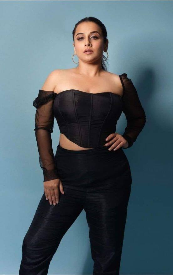 சொல்லாமலே யார் பார்த்தது நெஞ்சோடுதான் பூ பூத்தது