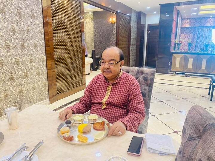 আর সেই আদর-আপ্যায়ন থেকে বাদ গেলেন না শোভব চট্টোপাধ্যায়ও। শাশুড়ি না পারলেও বৈশাখী নিজের হাতে করেছেন সব। পঞ্চব্যাঞ্জন রেঁধে-বেড়ে দিয়েছেন। 