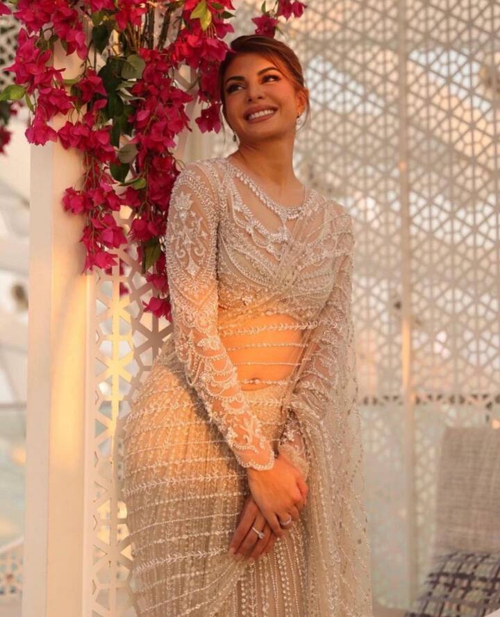 ऐसे में हमने सोचा क्यों न आपके लिए हम सभी डिजाइनर साड़ी का कलेक्शन लेकर आ जाएं ताकी आप अपने लुक को और खुशनुमा बना सकें.