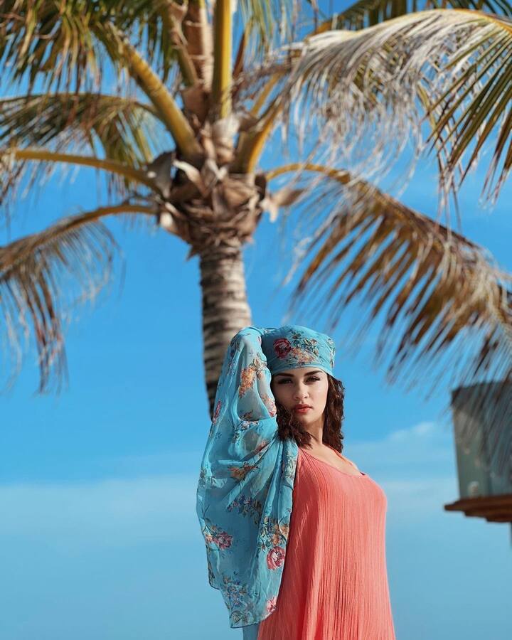 आता अवनीतचे हे फोटो सोशल मीडियावर व्हायरल होऊ लागले आहेत. तिच्या स्टाईलवरून लोकांची नजर हटवणे कठीण झाले आहे. अवनीतच्या या पोस्टवर लाखो लाईक्स आणि कमेंट्स आल्या आहेत.(फोटो :avneetkaur_13/ig)