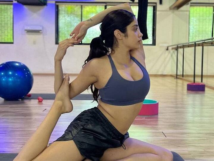 Janhvi Kapoor aces latest workout a hybrid of cardio and lower body Watch Janhvi Kapoor Latest Video: जाह्नवी कपूर को हार्डकोर स्‍ट्रेंथ ट्रेनिंग करते देख छूट जाएंगे आपके पसीने