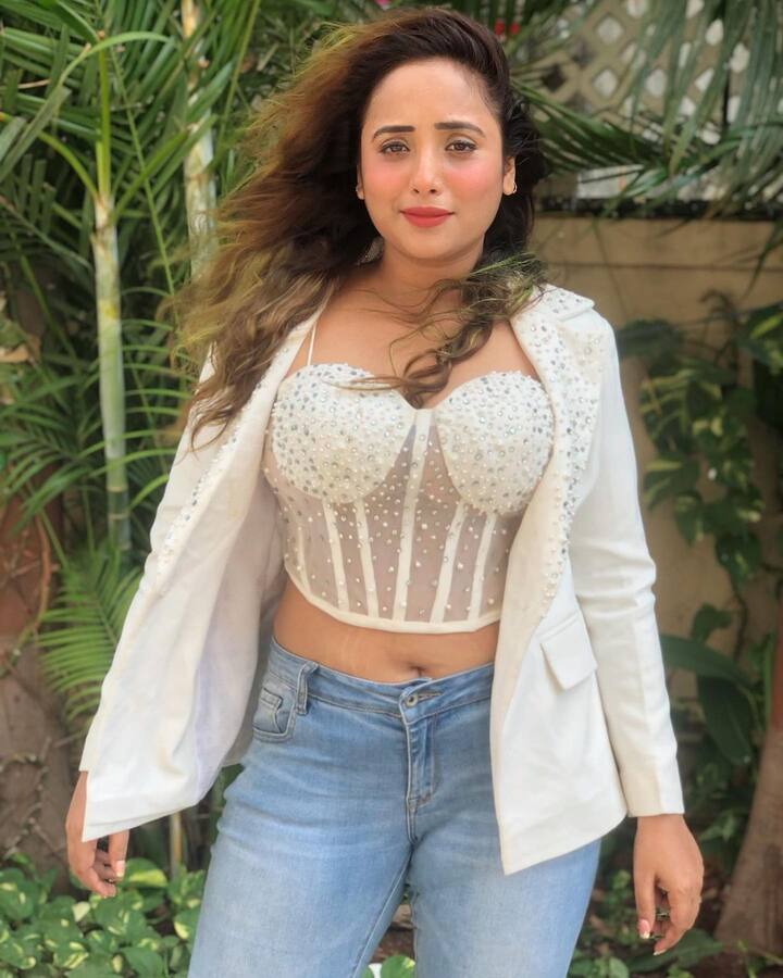 बता दें कि सोशल मीडिया पर रानी चटर्जी के लाखों फॉलोवर्स हैं. वर्कफ्रंट की बात करें तो इन दिनों वो अनूप जलोटा के साथ काम करने को लेकर चर्चा में बनी हुई है