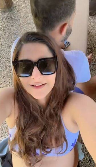 आनंद ने रविवार को सोनम के साथ दो तस्वीरें पोस्ट कीं, जो अपने मैटरनिटी ग्लो को फ्लॉन्ट कर रही हैं.