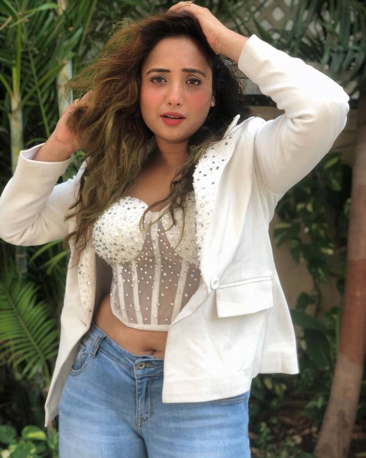 दरअसल रानी चटर्जी ने अपने सिजलिंह लुक की तस्वीरें इंस्टाग्राम अकाउंट पर शेयर की हैं. तस्वीरों में रानी ब्लू जींस और व्हाइट कलर के ट्रांसपेरेंट टॉप में नजर आ रही हैं.