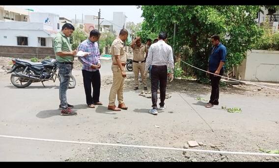 मित्राच्या वाढदिवसाच्या सेलिब्रेशन दरम्यान गाडीला कट लागल्याचा वाद, रस्त्यावर चाकूने भोकसून तरुणाची हत्या मित्राच्या वाढदिवसाच्या सेलिब्रेशन दरम्यान गाडीला कट लागल्याचा वाद, रस्त्यावर चाकूने भोकसून तरुणाची हत्या