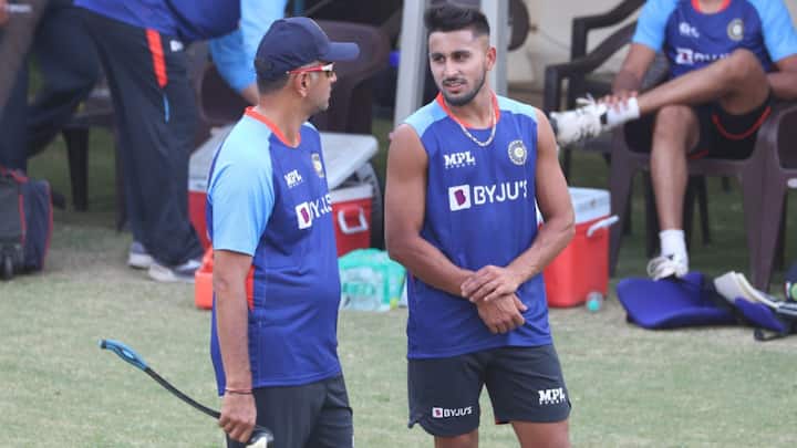 উমরান মালিকের সঙ্গে অনেকক্ষণ আলোচনা করতে দেখা গেল রাহুল দ্রাবিড়কে। প্রথম একাদশে সুযোগ মিলতে পারে তাঁর।