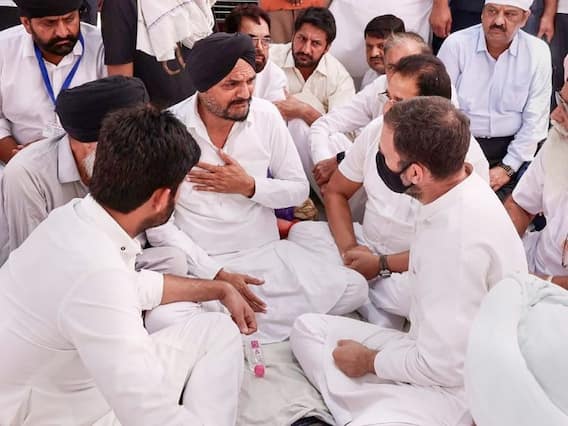 Photos: सिंगर मूसेवाला के घर पहुंचे राहुल गांधी, पिता को लगाया गले, हाथ जोड़ दी मूसेवाला का श्रद्धांजलि