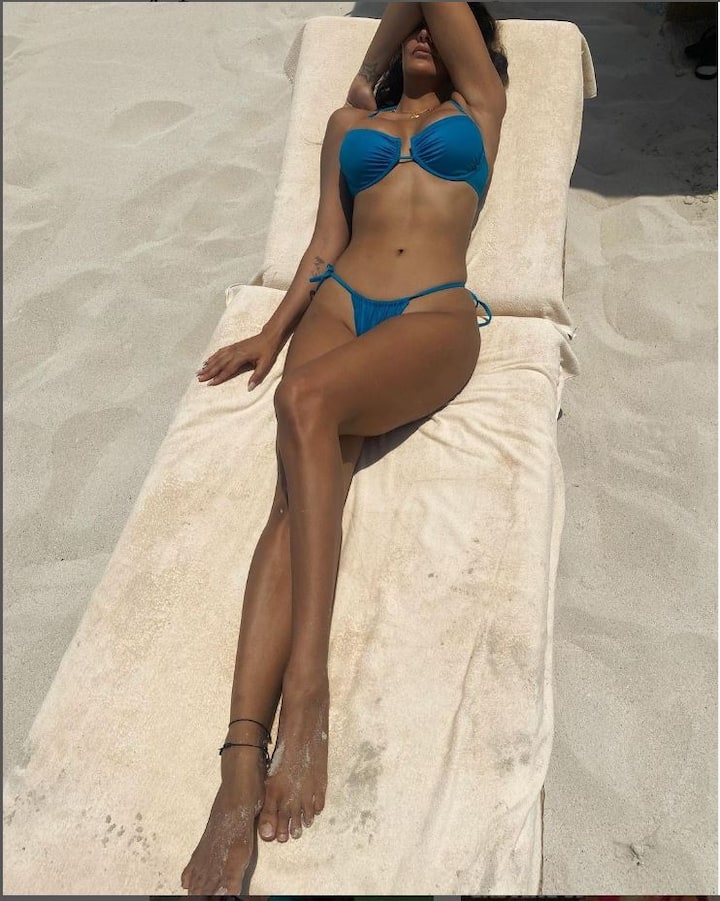 એશા ગુપ્તા તેની ફિલ્મો કરતાં સોશિયલ મીડિયા પોસ્ટ્સ અને પોતાના બોલ્ડ લૂકને કારણે માટે હંમેશા હેડલાઇન્સમાં રહે છે થોડા સમય પહેલા અભિનેત્રીએ બ્લુ બિકીનીમાં પોતાનો ફોટો શેર કર્યો હતો.