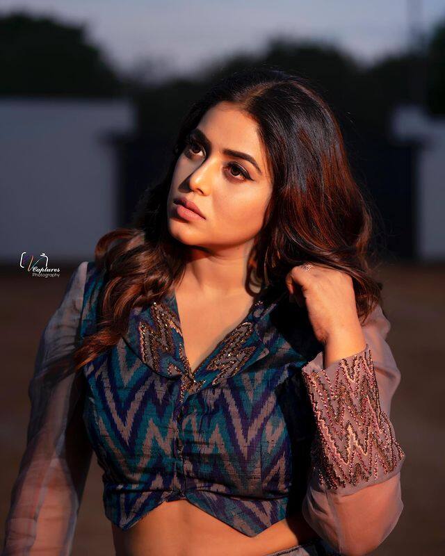 'అఖండ' సినిమాలో పూర్ణ గవర్నమెంట్ ఆఫీసర్ రోల్ లో కనిపించింది. (Courtesy: Poorna Instagram)