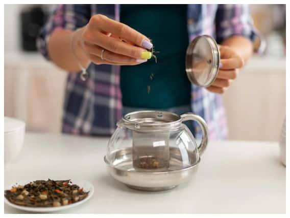 ચામાં કેફીનનું પ્રમાણ ઘટાડવાનો શ્રેષ્ઠ ઉપાય એ છે કે ચામાં ઓછી ચાની ભુકી નાખો. તેનાથી તમારી ચાની લત ઓછી થશે.