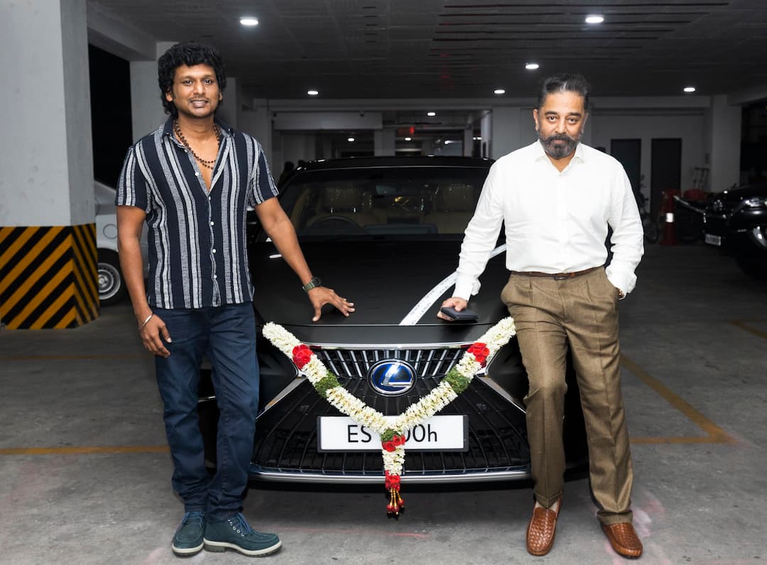 Lokesh Kanagaraj Poses With New Lexus Car ES300h Gifted by Kamal Haasan after Vikram Box Office Record Lokesh Kanagaraj Lexus Car: நன்றி ஆண்டவரே.. கமல் கொடுத்த கிஃப்ட்.. லோகேஷ் என்ன சொன்னார் தெரியுமா?