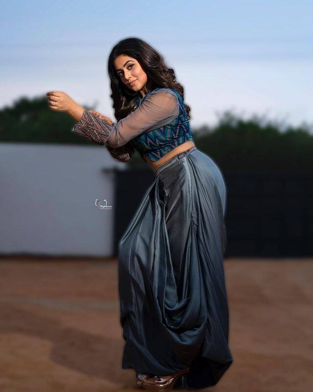 సోషల్ మీడియాలో చాలా యాక్టివ్ గా ఉంటుంది. తాజాగా ఈ బ్యూటీ షేర్ చేసిన ఫొటోలు వైరల్ అవుతున్నాయి. (Courtesy: Poorna Instagram)