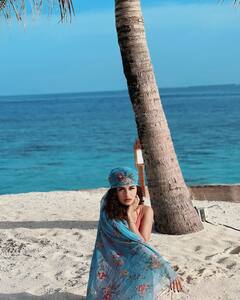 Avneet Kaur Photos: समुद्र किनारे बैठ अवनीत कौर ने दिखाई दिलकश अदा, स्टनिंग लुक देख फैंस हो गए फिदा