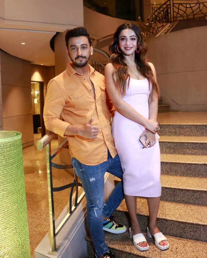 উত্তর কলকাতার একটি বনেদি বাড়িতে চার ভাইয়ের সঙ্গে বাস করে তাদের ভালবাসার ভাইপো রনি।