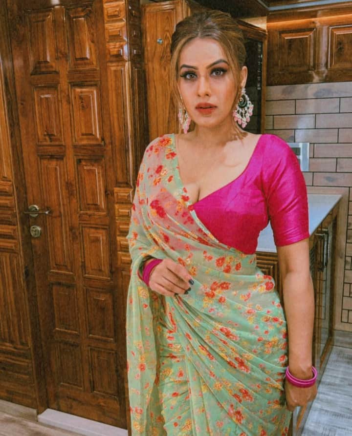 एक्ट्रेस ने अपने इंस्टा हैंडल पर अपने साड़ी लुक की तस्वीरों से निश्चित रूप से अपने फैंस को दीवाना बना दिया है.
