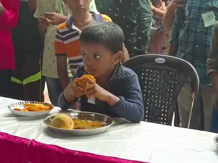 Sindhudurg Mango Eating Competition : आंबा हा कोकणचा अविभाज्य घटक आहे.