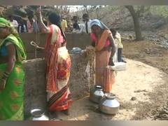 PHOTO : इगतपुरीच्या खैरेवाडीत पाण्यासाठी जीवघेणा संघर्ष