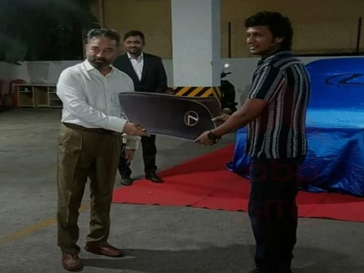 Kamal Haasan Gifts Lexus Car to Director Lokesh Kanagaraj after Vikram Movie Blockbuster Hit விக்ரம் வெற்றி... இயக்குநர் லோகேஷ் கனகராஜுக்கு காரை பரிசாக வழங்கிய கமல்ஹாசன்