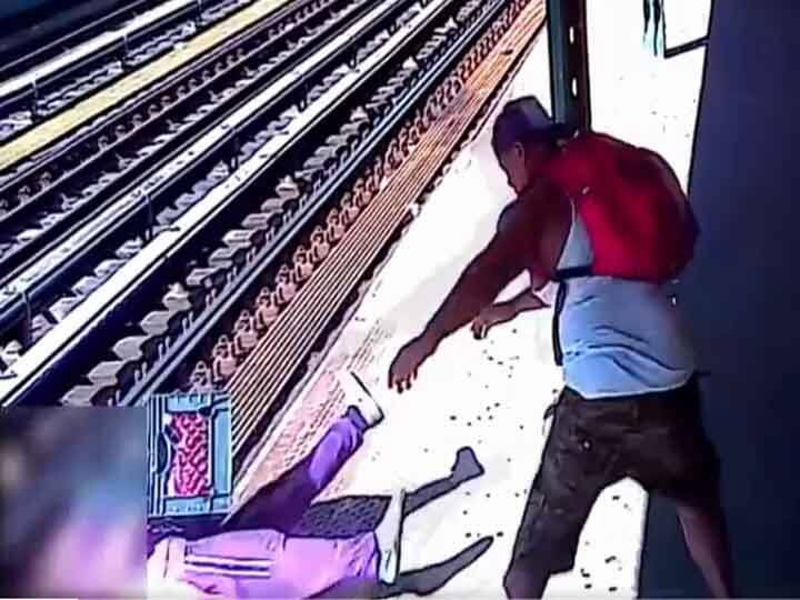Woman walking on platform pushed on railway track video released by New York Police Video: प्लेटफॉर्म पर चल रही महिला को रेलवे ट्रैक पर धक्का देकर शख्स फरार, न्यूयॉर्क पुलिस ने जारी किया वीडियो