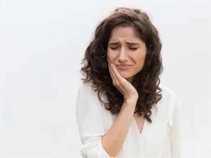 उसाचा रस जास्त प्रमाणात प्यायल्याने दातदुखी होऊ शकते. (Photo - Freepik)